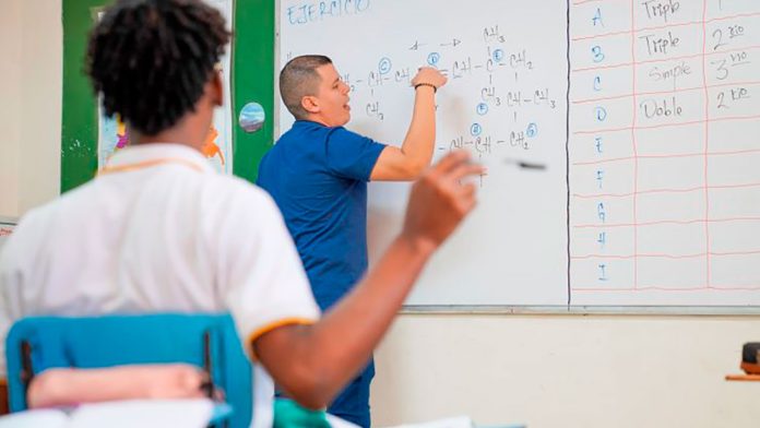 251006-Para-reforzar-estabilidad-laboral-y-proteger-dignidad-del-magisterio-Gobierno-expidio-resolucion-1280