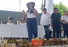 Andrea Vargas con campesinos del Atlántico apoya la compaña de Iván Cepeda en Baranoa