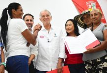Gobernación del Atlántico entrega títulos de viviendas a 500 familias de Manatí