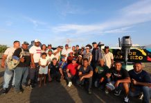 Alcalde Char entrega dos nuevas lanchas a pescadores de Puerto Mocho