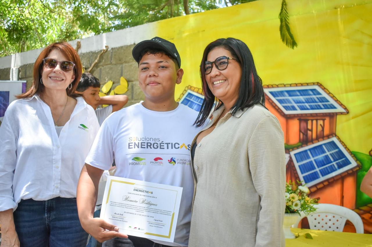 14 nuevas luminarias y un mural de 10 metros transforman el parque principal de Caracolí en Malambo